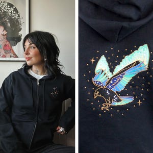 Felpa con zip e ricamo del corvo dell'aurora boreale