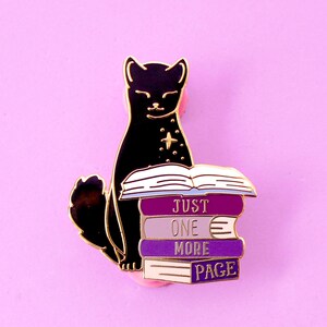 Emaille pin Just One More Page Book Cat; Literair boekenwurmcadeau voor zwarte lezende kat afbeelding 4