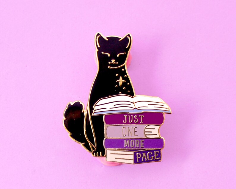 Emaille pin Just One More Page Book Cat; Literair boekenwurmcadeau voor zwarte lezende kat afbeelding 4