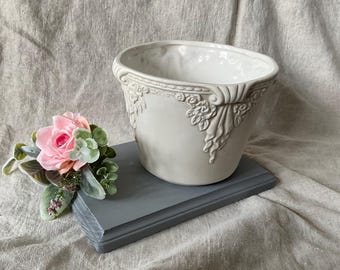 Vintage look white ceramic planter pot vase with rose detail