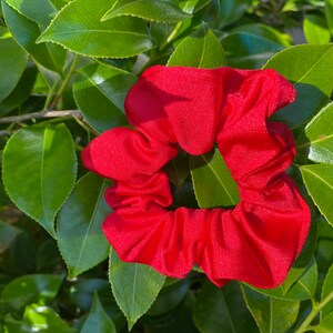 swim hair scrunchie in red shimmer