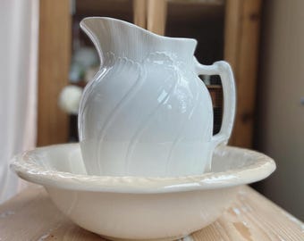 Beautiful vintage rustic English ironstone  wash basin