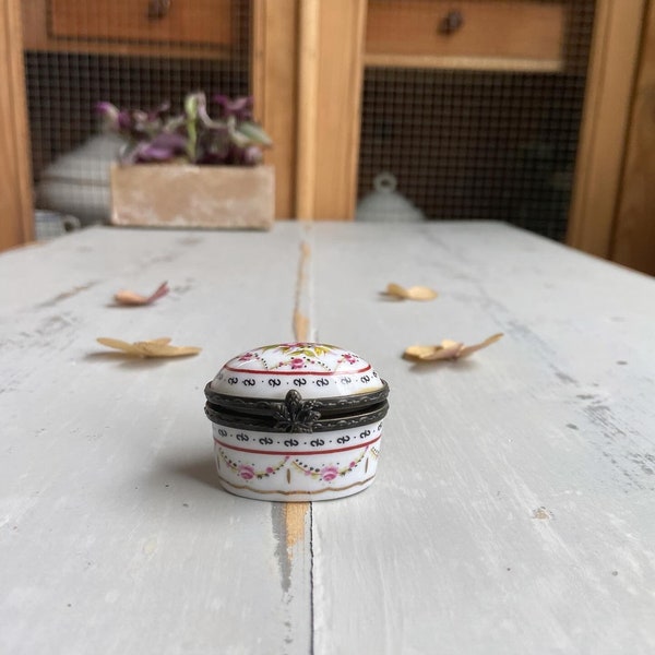 Beautiful charming old French hand painted pill box