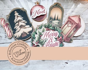 Puede incluir: Un conjunto de adornos de papel artesanal con temática navideña que incluye una corona con el texto "Merry & Bright", un árbol de Navidad, una linterna, un bastón de caramelo y un adorno rojo con el texto "Noel".