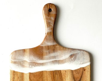 Tabla de quesos con arte de resina de olas de playa: decoración costera para el hogar