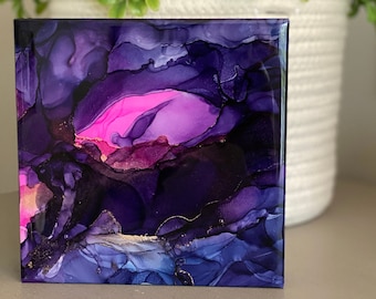 Arte con tinta de alcohol: panel de madera sellado con resina en tonos morado oscuro, rosa y dorado
