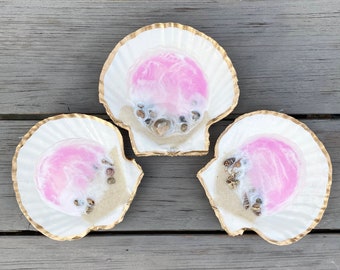 Plato de vieiras con olas del océano rosa: decoración playera con ribete dorado