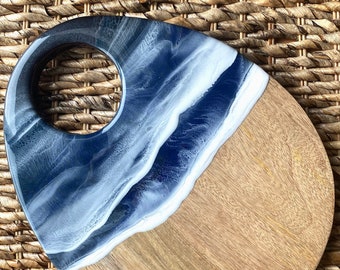 Tabla de quesos con diseño de olas del océano en resina: decoración playera de madera de mango