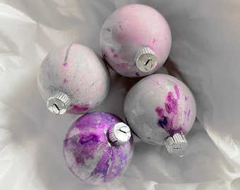 Adorno navideño de vidrio con tinta de alcohol: purpurina rosa y plateada