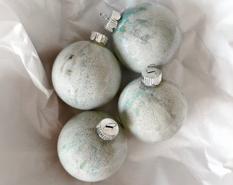 Adorno navideño de vidrio con tinta de alcohol: decoración navideña con purpurina plateada