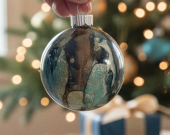 Adorno navideño de vidrio con tinta de alcohol pintado a mano • Decoración navideña verde, marrón y turquesa • Caja de regalo incluida