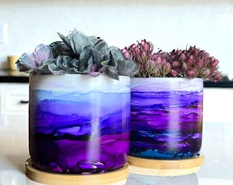 Maceta de cerámica de 10 cm para suculentas, pintada a mano con tinta de alcohol y drenaje, estilo bohemio moderno, en tonos morado y azul ahumado.