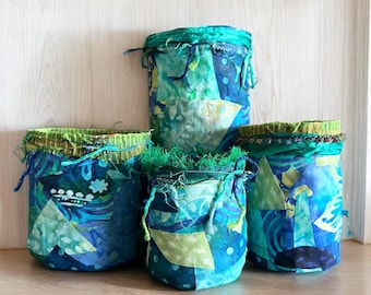 Cestas de tela estilo bohemio en tonos azules, verdes y turquesas, decoración única hecha a mano, jardineras o elementos de almacenamiento