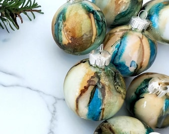 Adorno navideño pequeño en azul, verde, óxido y crema, adorno de vidrio, adorno de tinta de alcohol y purpurina.