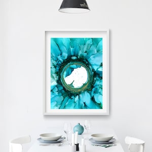 Puede incluir: Pintura abstracta con una abertura circular con borde dorado en el centro, rodeada de remolinos de tinta azul y turquesa.