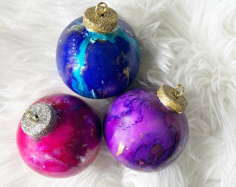 Adorno navideño pintado a mano con tinta de alcohol: morado, rosa y dorado
