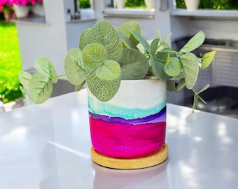 Maceta de cerámica con tinta de alcohol: detalles en rosa, morado, turquesa y dorado.