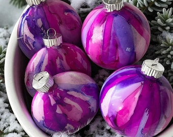 Adorno navideño de vidrio rosa y morado • Decoración navideña hecha a mano con tinta de alcohol • Regalo único de adorno para árbol con purpurina