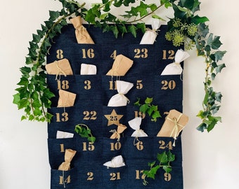 Calendrier de l'avent en  toile de jeans, 25 poches à remplir. Décoration de Noël pour enfants ou adultes. Calendrier de l'avent à suspendre