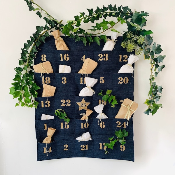 Calendrier de l'avent en  toile de jeans, 25 poches à remplir. Décoration de Noël pour enfants ou adultes. Calendrier de l'avent à suspendre