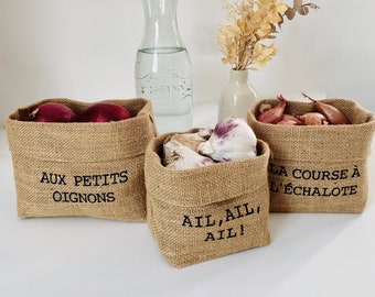 Panier, corbeille, bol en toile de jute pour ranger les oignons, échalotes et l'ail dans la cuisine. Bac de rangement pour les condiments