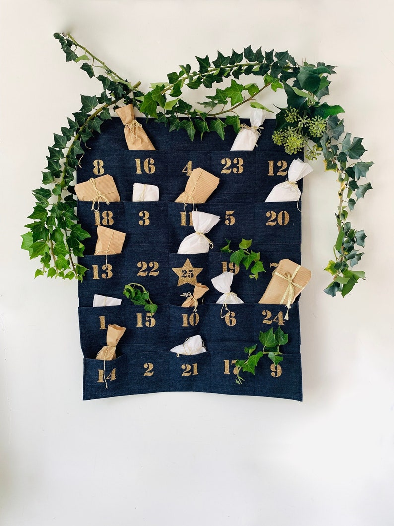 Calendrier de l'avent en toile de jeans, 25 poches à remplir. Décoration de Noël pour enfants ou adultes. Calendrier de l'avent à suspendre image 1