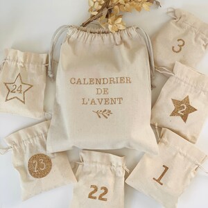 Calendrier de l'avent en tissu réutilisable. Avec sac de rangement. Chiffres doré paillettes. 24 sachets écrus à suspendre. Décoration Noël image 4