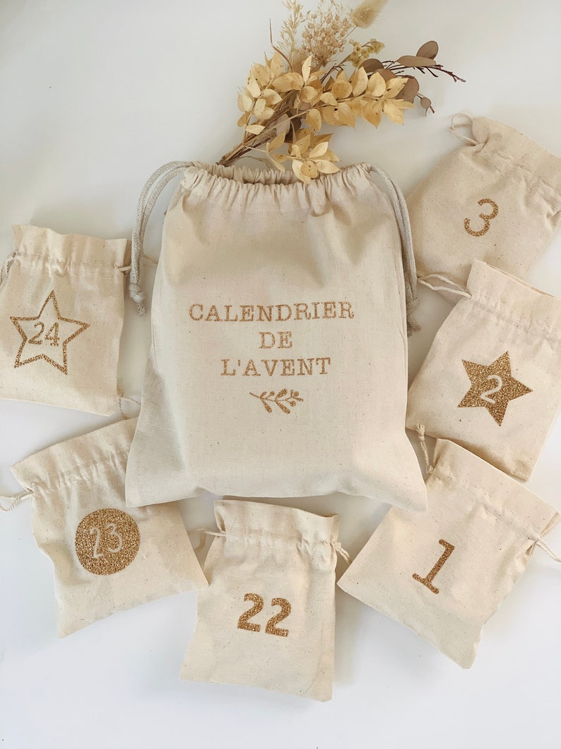 Calendrier de l'avent en tissu réutilisable. Avec sac de rangement. Chiffres doré paillettes. 24 sachets écrus à suspendre. Décoration Noël image 4