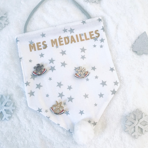 Porte-médailles de ski, fanion personnalisé avec prénom ou station de ski. Tissu blanc, étoiles argentées. Support médailles de ski.