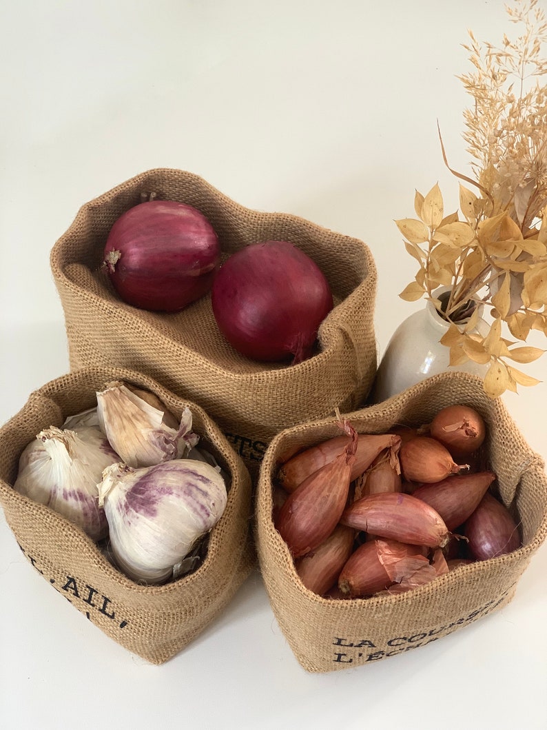 Panier, corbeille, bol en toile de jute pour ranger les oignons, échalotes et l'ail dans la cuisine. Bac de rangement pour les condiments image 5