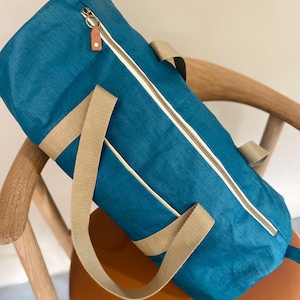 Sac polochon, sac de sport, sac à langer en lin enduit bleu canard. Personnalisé. Sac de voyage, sac de week-end. cadeau fille, cadeau femme