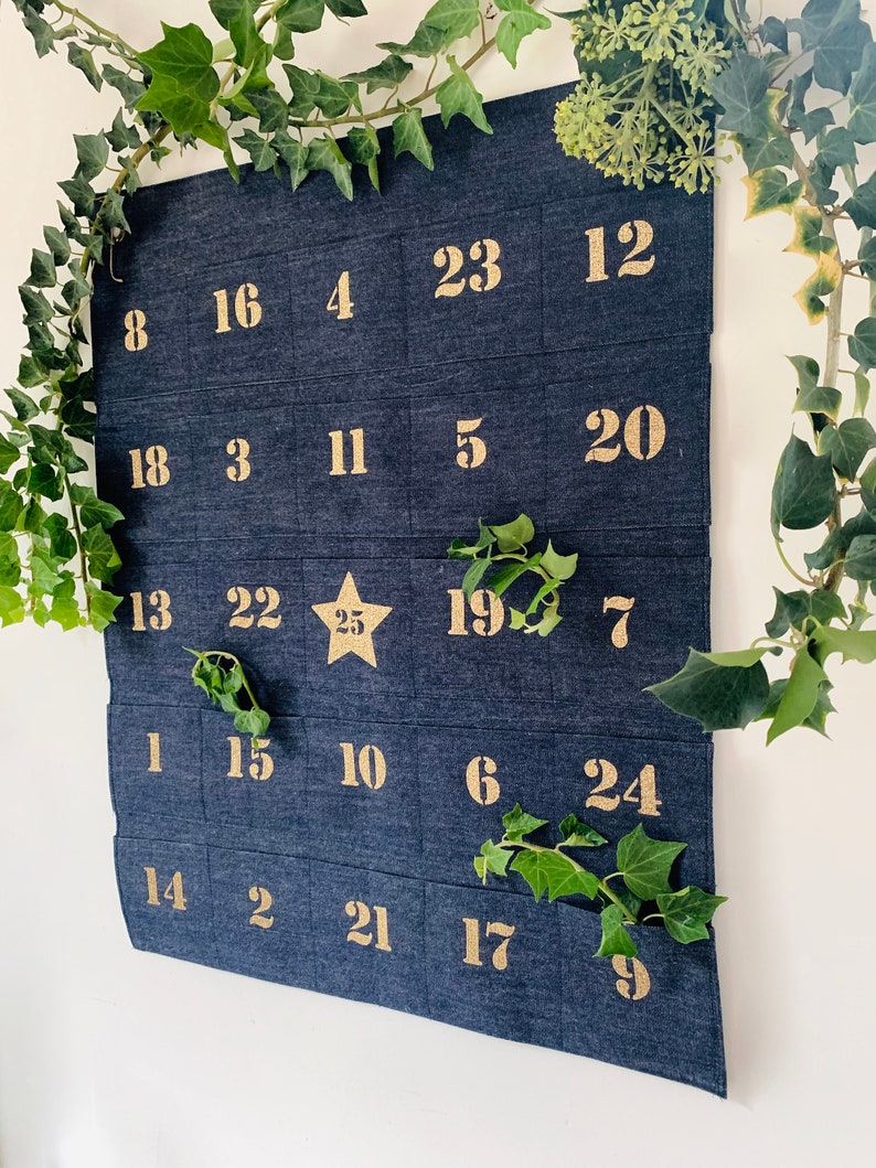 Calendrier de l'avent en toile de jeans, 25 poches à remplir. Décoration de Noël pour enfants ou adultes. Calendrier de l'avent à suspendre image 6