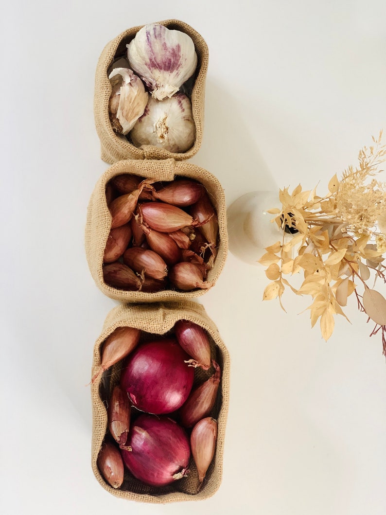 Panier, corbeille, bol en toile de jute pour ranger les oignons, échalotes et l'ail dans la cuisine. Bac de rangement pour les condiments image 9