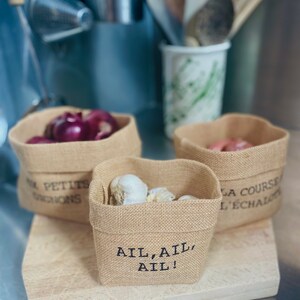 Panier, corbeille, bol en toile de jute pour ranger les oignons, échalotes et l'ail dans la cuisine. Bac de rangement pour les condiments image 10