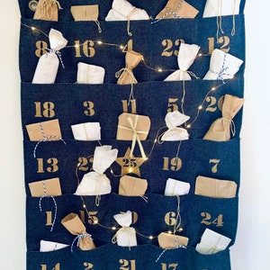 Calendrier de l'avent en toile de jeans, 25 poches à remplir. Décoration de Noël pour enfants ou adultes. Calendrier de l'avent à suspendre image 9