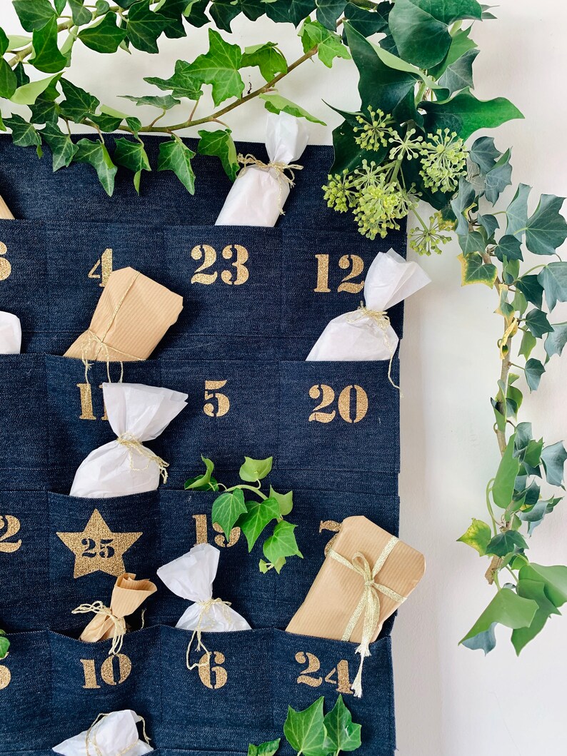 Calendrier de l'avent en toile de jeans, 25 poches à remplir. Décoration de Noël pour enfants ou adultes. Calendrier de l'avent à suspendre image 2