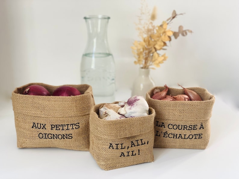 Panier, corbeille, bol en toile de jute pour ranger les oignons, échalotes et l'ail dans la cuisine. Bac de rangement pour les condiments 3- avec échalotes