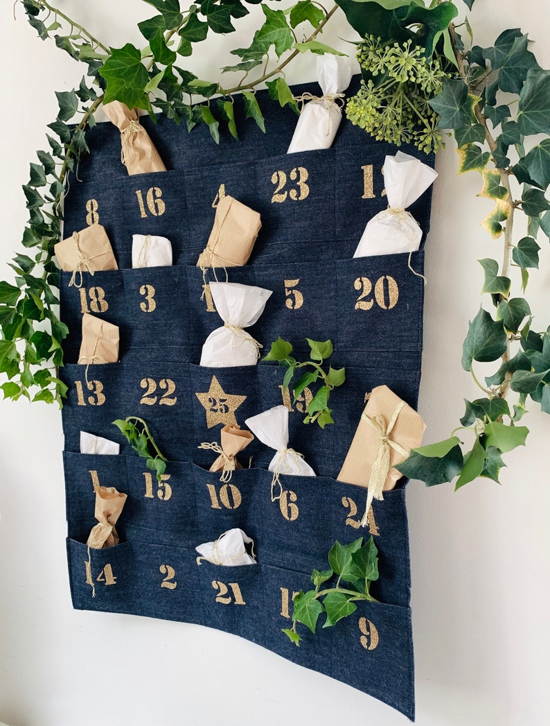 Calendrier de l'avent en toile de jeans, 25 poches à remplir. Décoration de Noël pour enfants ou adultes. Calendrier de l'avent à suspendre image 4