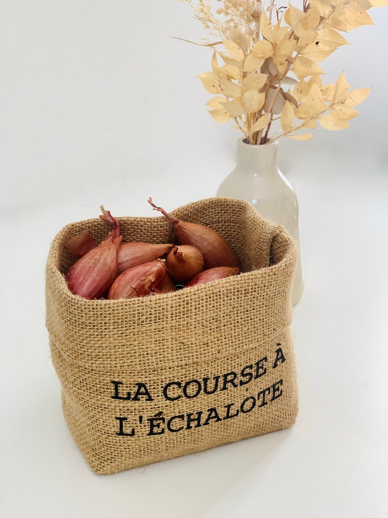 Panier, corbeille, bol en toile de jute pour ranger les oignons, échalotes et l'ail dans la cuisine. Bac de rangement pour les condiments image 6