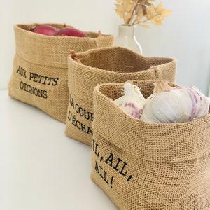 Panier, corbeille, bol en toile de jute pour ranger les oignons, échalotes et l'ail dans la cuisine. Bac de rangement pour les condiments image 8