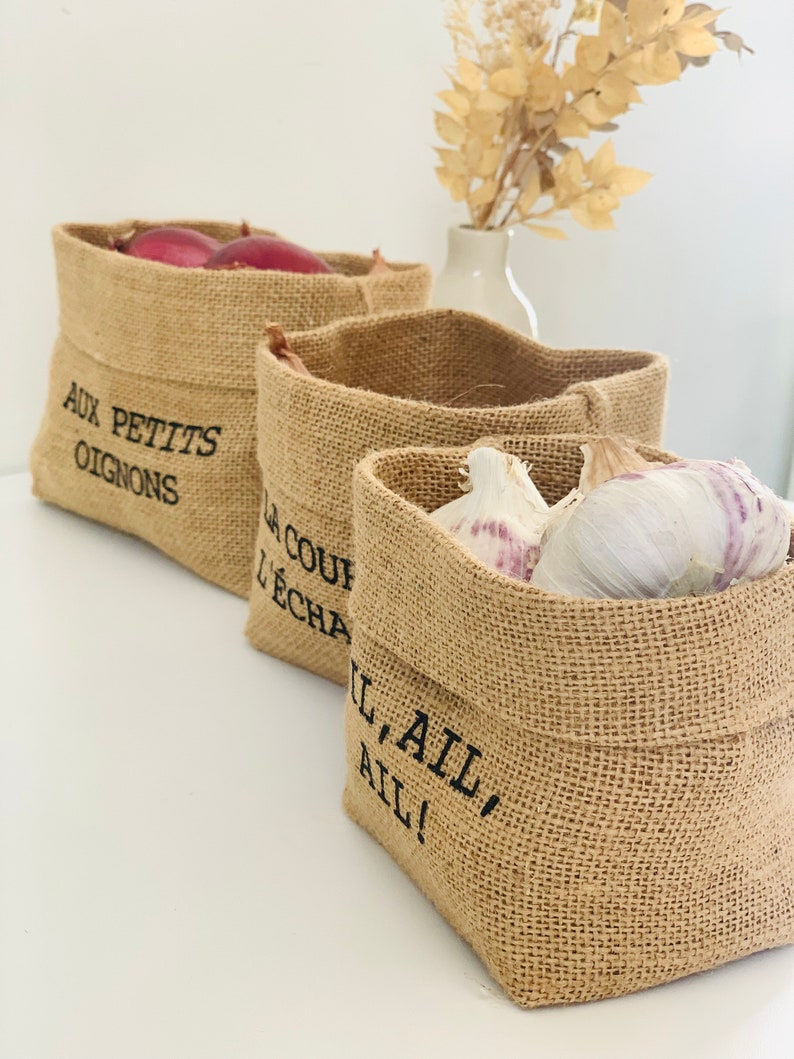 Panier, corbeille, bol en toile de jute pour ranger les oignons, échalotes et l'ail dans la cuisine. Bac de rangement pour les condiments image 8