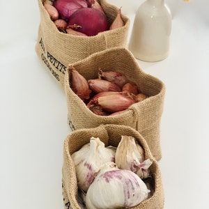 Panier, corbeille, bol en toile de jute pour ranger les oignons, échalotes et l'ail dans la cuisine. Bac de rangement pour les condiments image 4