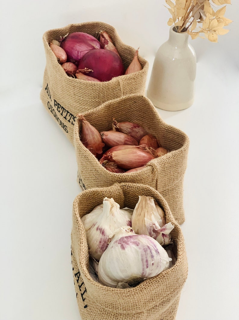 Panier, corbeille, bol en toile de jute pour ranger les oignons, échalotes et l'ail dans la cuisine. Bac de rangement pour les condiments image 4