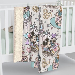 Manta de vellón Sherpa personalizada inspirada en Mickey Minnie Mouse con diseño de Pastel Rides, regalo de arte dibujado a mano, Disneyland Magic Kingdom World Lands imagen 4