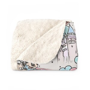 Manta de vellón Sherpa personalizada inspirada en Mickey Minnie Mouse con diseño de Pastel Rides, regalo de arte dibujado a mano, Disneyland Magic Kingdom World Lands imagen 5