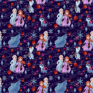 Puede incluir: Tela azul oscuro con un patrón repetido de personajes de la película Frozen, incluyendo a Elsa, Anna, Olaf y Bruni. El diseño también incluye copos de nieve, diamantes y elementos florales.