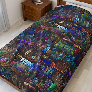 Könnte beinhalten: Eine Einzelbett-Bettdecke mit einer detaillierten, farbenfrohen Illustration einer Spukszene. Das Design zeigt Geisterfiguren, Särge und architektonische Elemente in Blau, Lila, Grün und Orange. Die Bettdecke liegt auf einem hölzernen Bettrahmen.
