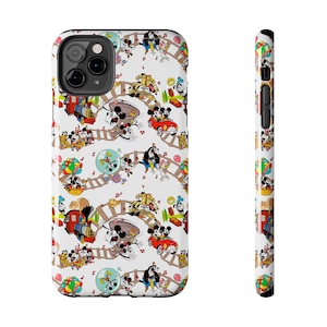 Peut inclure: Coque de téléphone blanche avec un motif répété de Mickey Mouse et ses amis. Le motif comprend une voiture rouge, un train et d'autres éléments colorés. L'étui comporte également une zone d'objectif d'appareil photo noire.