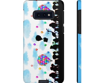 Puede incluir: Funda de teléfono con un diseño caprichoso. Presenta siluetas de personas y animales, y globos de colores sobre un fondo de cielo azul. La funda tiene un borde negro y un lateral azul.