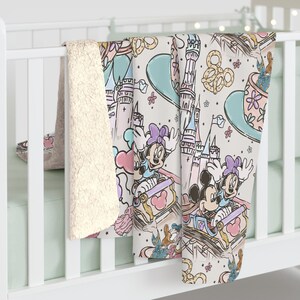 Manta de vellón Sherpa personalizada inspirada en Mickey Minnie Mouse con diseño de Pastel Rides, regalo de arte dibujado a mano, Disneyland Magic Kingdom World Lands imagen 3